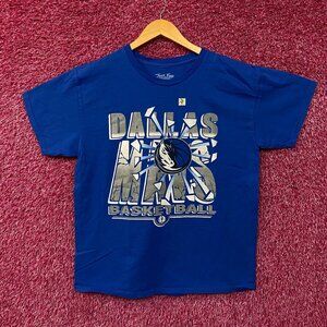 Junk Food Dallas Mavericks Break Through Basketball T-Shirt Medium